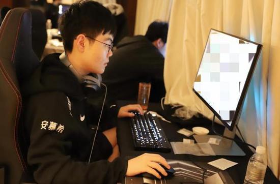 中国电竞再创辉煌：AG AL战队勇夺2026电竞世界杯冠军，马克龙亲自颁奖